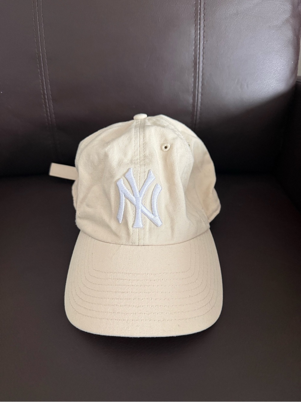 New Era 9FORTY Yankees Cap in Cream